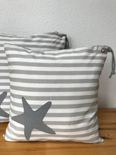 Lade das Bild in den Galerie-Viewer, 1 Maritime Kissenhülle, Kissenbezug, Landhausstil Kissen * Seestern * grau/weiß
