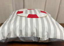 Lade das Bild in den Galerie-Viewer, Maritime Kissenhülle, Kissenbezug,Landhausstil Kissen,Marine Kissen, Dekokissen, Rettungsring grau/weiß/rot gestreift
