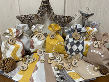 Lade das Bild in den Galerie-Viewer, Adventskalender,Landhausstil Adventskalender zum befüllen, 24 Säckchen zum Advent, Adventskalender Zahlen aus Holz, beige/gelb
