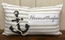 Carregar imagem no visualizador da galeria, Maritime Kissenhülle, Landhausstil Kissenbezug * Heimathafen * grau/weiß 30x50cm.
