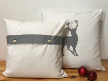 Carregar imagem no visualizador da galeria, Weihnachtliche Landhausstil Kissenhülle * Kissenbezug * Dekokissen * Hirsch* weiß/grau
