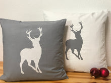 Carregar imagem no visualizador da galeria, Weihnachtliche Landhausstil Kissenhülle * Kissenbezug * Dekokissen * Hirsch* weiß/grau
