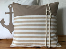 Lade das Bild in den Galerie-Viewer, Maritime Kissenhülle, Kissenbezug, Landhausstil Kissenhüllen, Dekokissen Seemannsknoten beige/weiß gestreift
