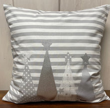 Carregar imagem no visualizador da galeria, Weihnachtliche Landhausstil Kissenhülle * Kissenbezug * Dekokissen * Weihnachten *grau/weiß gestreift
