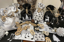 Lade das Bild in den Galerie-Viewer, Adventskalender,Landhausstil Adventskalender zum Befüllen, 24 Säckchen zum Advent , Adventskalender Zahlen aus Holz, schwarz /weiß/grau
