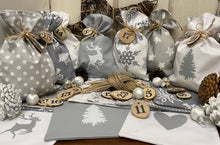 Lade das Bild in den Galerie-Viewer, Adventskalender,Landhausstil Adventskalender zum befüllen, 24 Säckchen zum Advent, Adventskalender Zahlen aus Holz, grau/weiß
