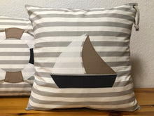 Lade das Bild in den Galerie-Viewer, Maritime Kissenhülle, Kissenbezug, Landhausstil Kissen * Segelboot * grau/weiß/beige
