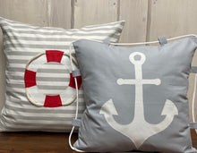 Lade das Bild in den Galerie-Viewer, Maritime Kissenhülle, Kissenbezug,Landhausstil Kissen,Marine Kissen, Dekokissen, Rettungsring grau/weiß/rot gestreift
