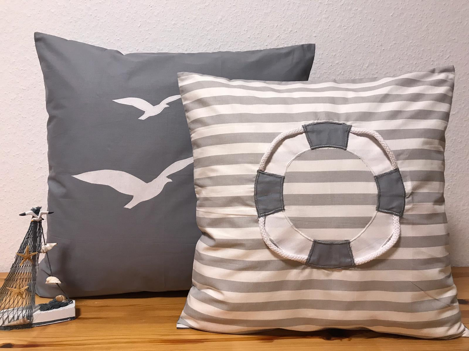 Maritime Kissenhülle Landhausstil – Möwen Grau/weiß Gestreift, 50x50 Cm, 100% Baumwolle Maritime Kissenhülle Landhausstil – Möwen Grau/weiß Gestreift, 50x50 Cm, 100% Baumwolle