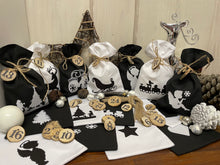Lade das Bild in den Galerie-Viewer, Adventskalender,Landhausstil Adventskalender zum Befüllen, 24 Säckchen zum Advent , Adventskalender Zahlen aus Holz, schwarz /weiß
