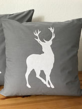 Lade das Bild in den Galerie-Viewer, 1x Weihnachtliche Landhausstil Kissenhülle * Kissenbezug * Dekokissen *Hirsch*grau/weiß
