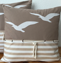 Lade das Bild in den Galerie-Viewer, 1 Maritime Kissenhülle, Landhausstil Kissenhülle, Kissenbezug, Dekokissen, Möwen beige/weiß
