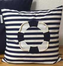 Lade das Bild in den Galerie-Viewer, Maritime Kissenhülle, Kissenbezug,Landhausstil Kissen,Marine Kissen, Dekokissen, Rettungsring blau/weiß gestreift
