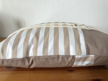 Lade das Bild in den Galerie-Viewer, Maritime Kissenhülle, Kissenbezug, Landhausstil Kissenhüllen, Dekokissen Seemannsknoten beige/weiß gestreift
