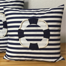 Lade das Bild in den Galerie-Viewer, Maritime Kissenhülle, Kissenbezug,Landhausstil Kissen,Marine Kissen, Dekokissen, Rettungsring blau/weiß gestreift
