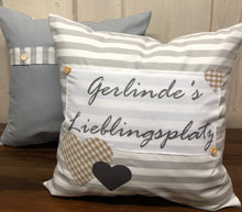 Lade das Bild in den Galerie-Viewer, 1x Personalisierte Kissenhülle, Landhausstil Kissenhülle * Kissenbezug * Dekokissen * …. Lieblingsplatz * grau/weiß

