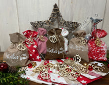 Lade das Bild in den Galerie-Viewer, Adventskalender,Landhausstil Adventskalender zum befüllen, 24 Säckchen zum Advent , Adventskalender Zahlen aus Holz, rot/beige/braun
