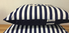Lade das Bild in den Galerie-Viewer, Maritime Kissenhülle, Kissenbezug,Landhausstil Kissen,Marine Kissen, Dekokissen, Rettungsring blau/weiß gestreift
