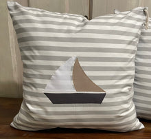 Lade das Bild in den Galerie-Viewer, Maritime Kissenhülle, Kissenbezug, Landhausstil Kissen * Segelboot * grau/weiß/beige
