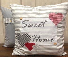 Lade das Bild in den Galerie-Viewer, Landhausstil Kissenhülle * Kissenbezug * Dekokissen * Sweet Home * grau/weiß mit roten Herzen
