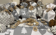 Lade das Bild in den Galerie-Viewer, Adventskalender,Landhausstil Adventskalender zum befüllen, 24 Säckchen zum Advent, Adventskalender Zahlen aus Holz, grau/weiß
