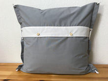 Lade das Bild in den Galerie-Viewer, Maritime Kissenhülle, Kissenbezug, Landhausstil Kissen * Steuerrad * grau/weiß
