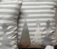 Carregar imagem no visualizador da galeria, Weihnachtliche Landhausstil Kissenhülle * Kissenbezug * Dekokissen * Weihnachten *grau/weiß gestreift
