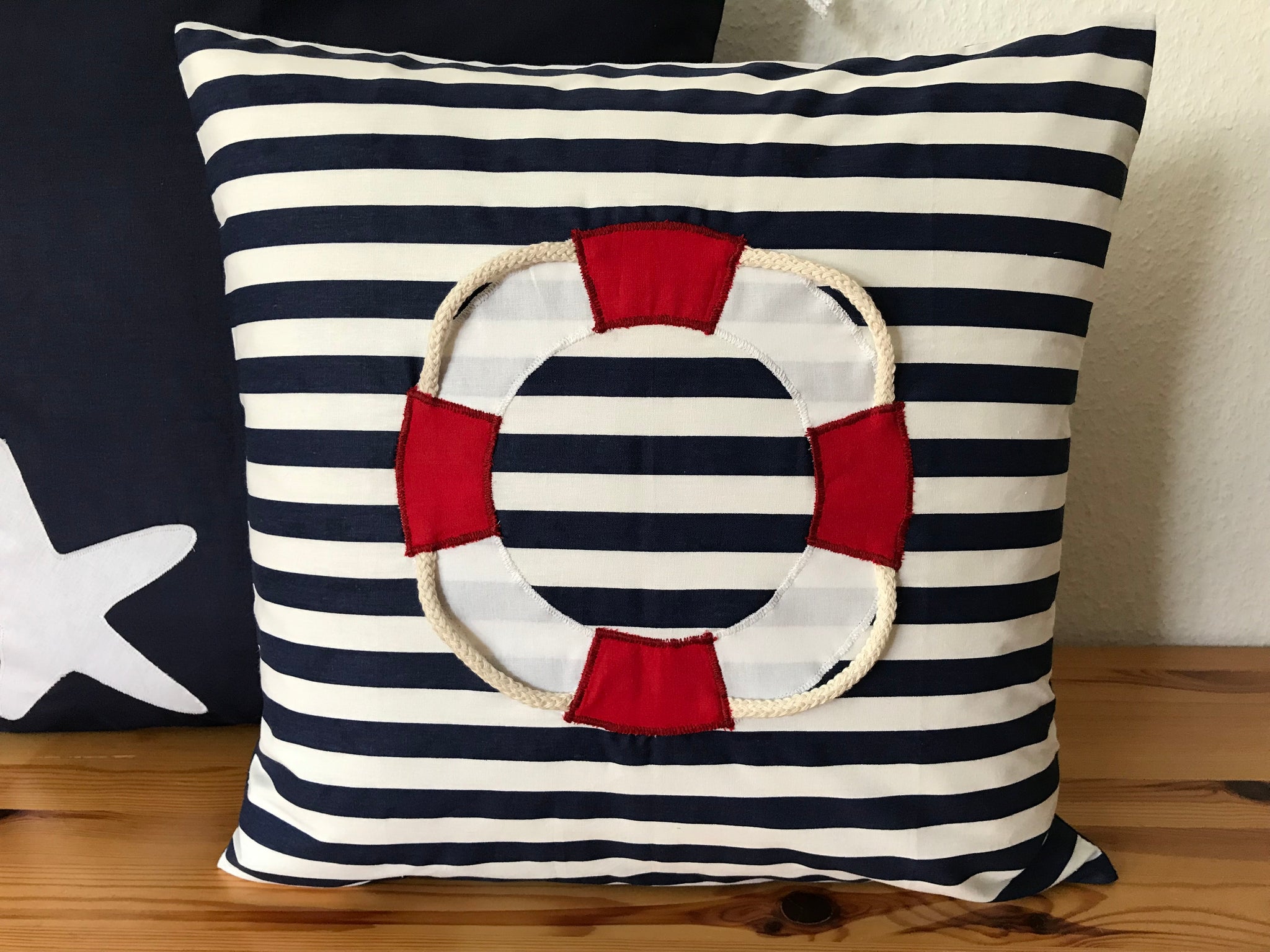 1 Maritime Kissenhülle, Landhausstil Dekokissen, Rettungsring blau/wei – Ammerkind