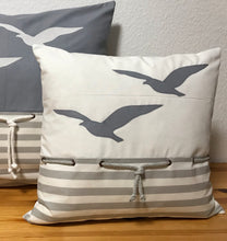 Lade das Bild in den Galerie-Viewer, Maritime Kissenhülle, Kissenbezug, Landhausstil Kissen * Möwen * grau/weiß
