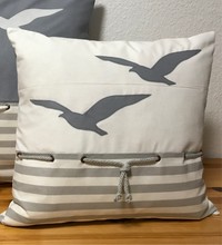 Lade das Bild in den Galerie-Viewer, Maritime Kissenhülle, Kissenbezug, Landhausstil Kissen * Möwen * weiß/grau
