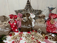 Lade das Bild in den Galerie-Viewer, Adventskalender,Landhausstil Adventskalender zum Befüllen, 24 Säckchen zum Advent , Adventskalender Zahlen aus Holz, rot/braun

