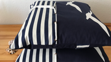 Lade das Bild in den Galerie-Viewer, 1 Maritime Kissenhülle, Kissenbezug,Landhausstil Kissen Möwen blau/weiß
