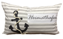 Carregar imagem no visualizador da galeria, Maritime Kissenhülle, Landhausstil Kissenbezug * Heimathafen * grau/weiß 30x50cm.
