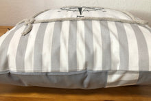 Lade das Bild in den Galerie-Viewer, Maritime Kissenhülle, Kissenbezug, Landhausstil Kissen * Kompass * grau/weiß
