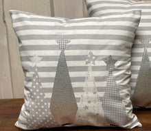 Carregar imagem no visualizador da galeria, Weihnachtliche Landhausstil Kissenhülle * Kissenbezug * Dekokissen * Weihnachten *grau/weiß gestreift
